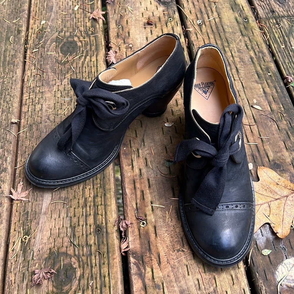FLUEVOG EAST END TEMPLETON BLACK Single Eyelet Lace-Up Heeled Shoes - LIKE NEW